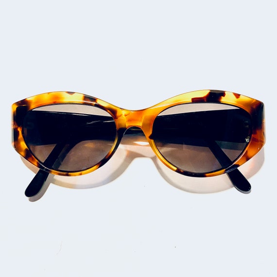 Vintage 90s Brown Tortoise Sunglasses - image 1