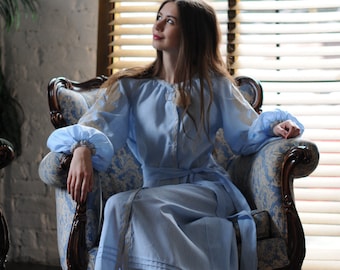 Lichtblauwe linnen geborduurde jurk - Boho Maxi Vyshyvanka | Linnen zomerjurk met pofmouwen | Geborduurde kaftan in Oekraïense stijl met riem