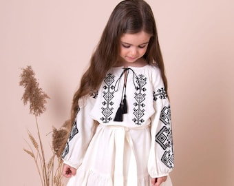 Vyshyvanka-jurk voor meisje met traditioneel Oekraïens etnisch patroon, cadeau voor meisje, cadeau voor dochter, geborduurde linnen meisjesjurk
