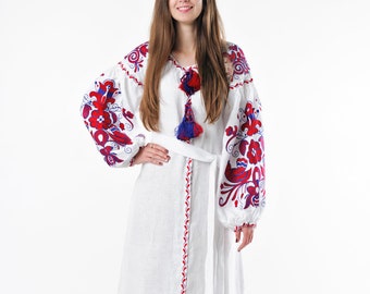 Ukraińska lniana sukienka maxi z haftem "Ptaki", biała sukienka w stylu boho z dekoltem w serek