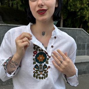 Bestickte Bluse aus Baumwolle, traditionelles Ukrainisches Vyshyvanka Muster, Geschenk für sie, Vyshyvanka Bluse Kyiv