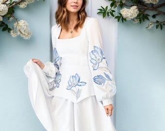 Minivestido blanco de lino bordado, estilo arte popular floral azul, ocasión primaveral/verano.