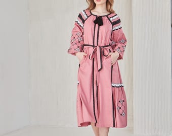 Rosa Leinen besticktes Kleid, Ukrainische Tulpen Folklore Stil, weißes besticktes Kleid