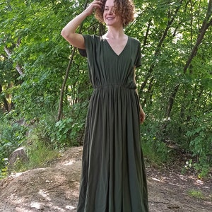 Rüschen Kleid dunkel oliv, Maxi Kleid mit Gürtel, leichtes Viskose Kleid, Resort leichtes Kleid, Sommer Maxi Kleid, griechisches Kleid