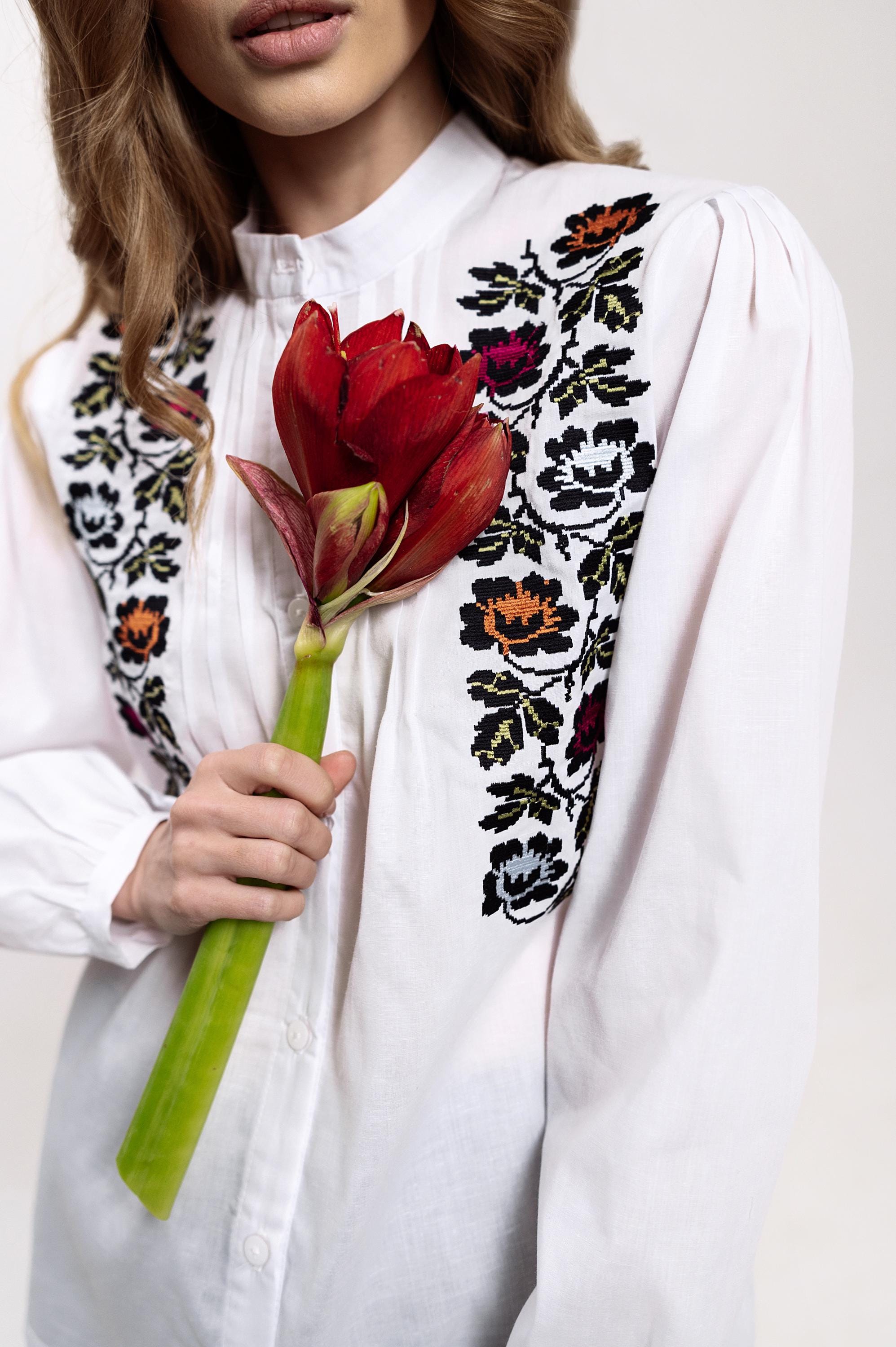 Camicia da donna ampia retro con ricamo etnico, allacciatura Camicia da donna ampia retro con ricamo etnico, allacciatura