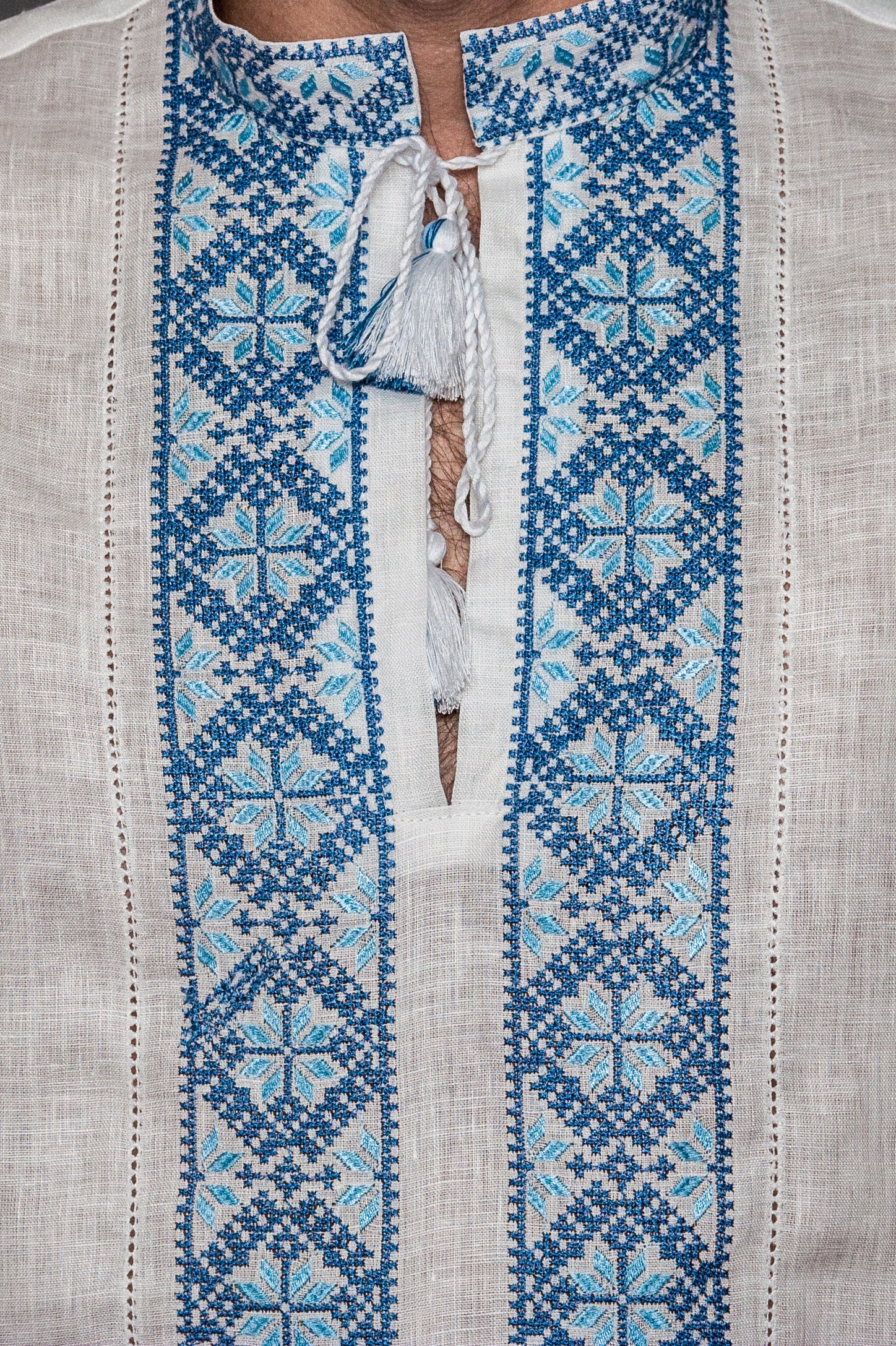 Camicia tradizionale ucraina in lino vyshyvanka da uomo bianca Panska, motivo etnico, ricamo bianco su bianco, ricamo blu su bianco - Italia