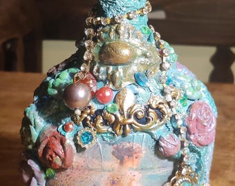 Bottiglia artistica vintage a tecnica mista - Decanter decorato a mano con motivo a fata, cristalli, farfalle e pizzo - Decorazione unica per la casa in stile bohémien