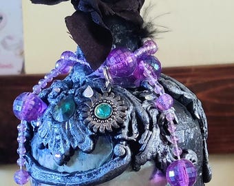 神秘的なカラスのアートボトル – 三日月とバラをあしらった、手作りのミクストメディア祭壇装飾