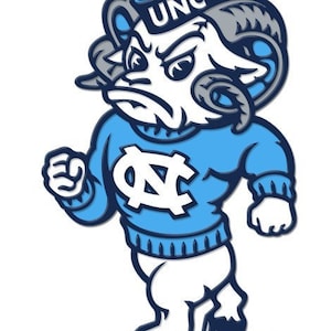 Peut inclure: Une mascotte de b&eacute;lier de dessin anim&eacute; bleue et blanche portant un chapeau bleu avec les lettres "UNC" dessus. Le b&eacute;lier porte un pull bleu avec un logo "UNC" blanc. Le b&eacute;lier se tient sur une base bleue avec les mots "TAR HEELS" &eacute;crits dessus.