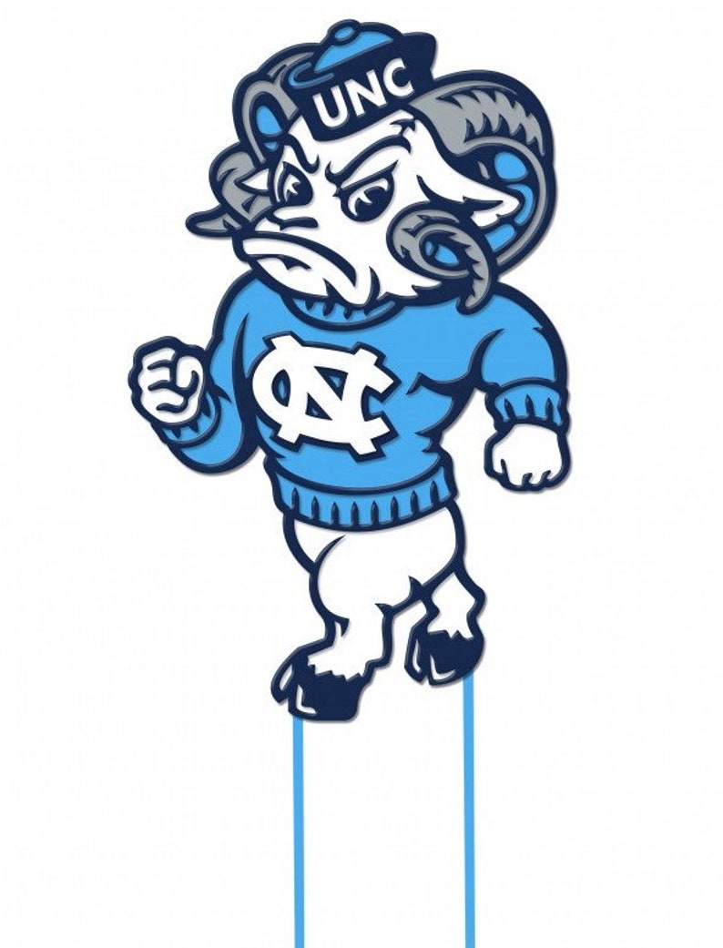 Peut inclure: Une mascotte de b&eacute;lier de dessin anim&eacute; portant un pull bleu avec un logo "UNC" blanc et un chapeau bleu et blanc avec "UNC" dessus. Le b&eacute;lier est debout sur deux poteaux bleus.
