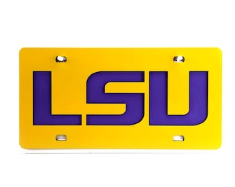 Puede incluir: Placa de matrícula amarilla con las letras "LSU" en morado. La placa tiene cuatro orificios de montaje y un acabado brillante. Las letras en negrita son fáciles de leer, un gran artículo para los fans.