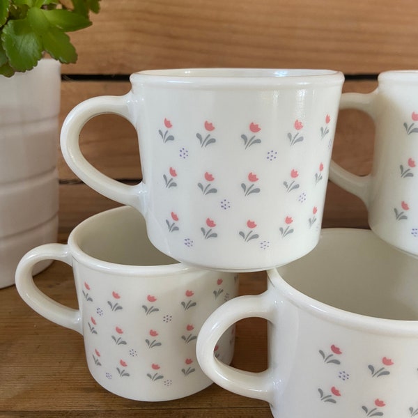 5 englische Vintage-Tassen mit rosa und blauen Pyrex-Blumen