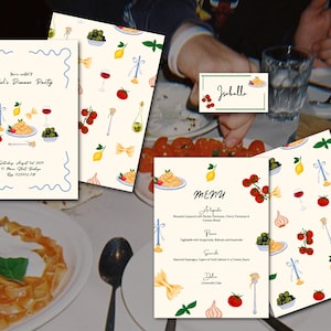 Op de afbeelding: Een witte uitnodiging met blauwe golvende randen voor een diner. De uitnodiging bevat de tekst "U bent uitgenodigd voor Imelda's Dinner Party" en details over het evenement. De uitnodiging is versierd met een cartoonillustratie van een bord pasta, een glas rode wijn, olijven, een citroen en een blauw lint.