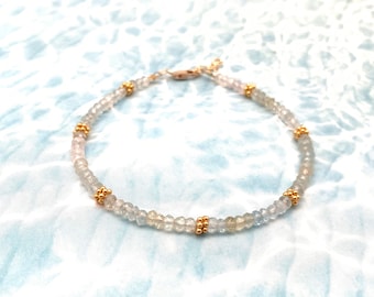 Bracelet aigue-marine // Perles multi aigue-marine naturelles // Bracelet simple // Bleu layette // Réglable de 7 à 8 po. // Fermoir en fil d'or