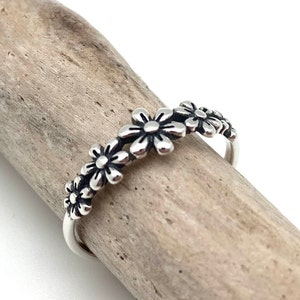 Little Five Flowers Silver Ring / Daisy Silver Ring / Flower Delicate Ring / Kawaii Hana / Oxidized / Size 4, 5, 6, 7, 8, 9, 10 / 925