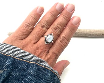 レインボームーンストーン スターリングシルバーリング、バリ風透かし