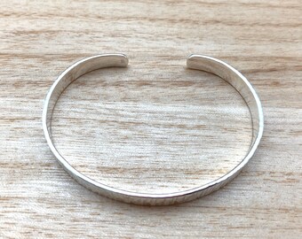 モダンシルバーテクスチャードカフ / フラットスターリングバングル