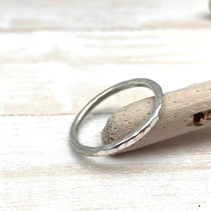 Gehämmerter dünner Silberring 1 mm / Schlichtes gehämmertes dünnes Silberband / Minimalistischer gehämmerter Ring / gehämmerter Ring Größe 4, 5, 6, 7, 8, 9 / 925