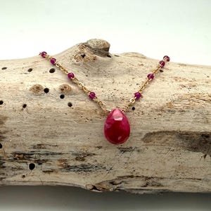 Collar de rubí natural, piedra de nacimiento de julio, rubí engarzado en alambre, chapado en oro, hecho a mano.