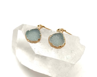 Blauer Chalcedon Druzy Ohrringe 10 mm / Vergoldete Druzy Herzohrringe / Kleine Drusey / Ozeanachat Druzy / Herz Druzy / Goldfill