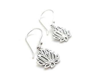 Pendientes colgantes de loto de plata de ley / Pendientes de flor de loto / Loto de plata / Loto recortado / Loto grabado / Flor de Buda / Pureza / Plata 925
