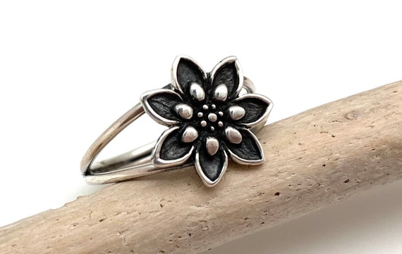 Sterling Silver Mandala Flower Ring - Peridot Sterling Silver Mandala Flower Ring - Peridot