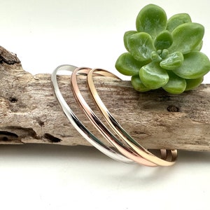Bracelet jonc tricolore de 8 mm de large, 65 mm - Mélange de métaux best-seller - Jonc avec charnière - Rose, or, argent - Conviennent à 6,5 à 7,5 pouces - Remplissage d'or