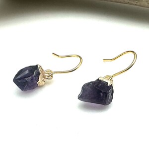 Rohe Amethyst Gold Ohrringe 10mm // Organischer Amethyst // Gold Fill // Februar Geburtsstein // Amethyst Kristall