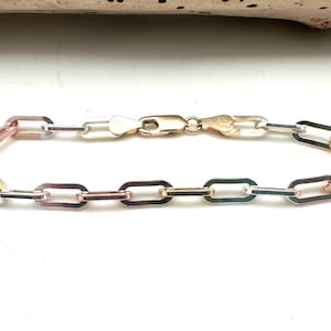 Puede incluir: Un brazalete de cadena de oro con eslabones de tres tonos. Los eslabones son una mezcla de oro amarillo, blanco y rosa.