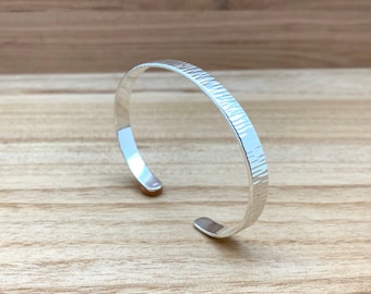 Modernes Silber texturierter Armreif / Flacher Sterling Armreif / Streifen Armreif / Sterling Silber 925 / Einfacher Armreif / Perfektes Armband / 7 mm