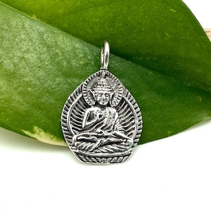 Collier Bouddha méditant / Pendentif en argent Bouddha priant 25 mm / Paix et harmonie / Charme protecteur / Amulette / Argent 925 / Oxydé