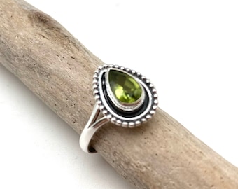 Anillo de peridoto de plata esterlina de Bali, piedra natal de agosto