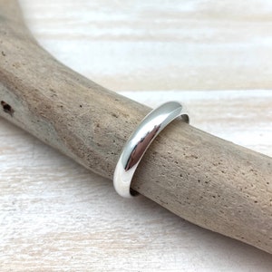 Silverring med slät 4 mm - 925 sterling - Platt kupol - Enkel vigselring - Stapelbar