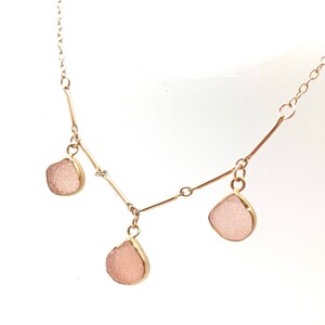 Rosenquarz Halskette / Druzy Rosenquarz Goldkette / Tanzende Steine / Natürliche Druzy / Glitzernde Pastell Rosa / 40cm bis 45cm / Goldfill