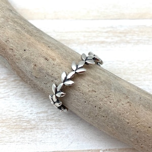 Silver Tiny Leaves Crown Ring / Leaves Wreath Ring / Leaf Ring / Pinky Ring / Thumb Ring / Sterling Silver 925 / Delicate / size 4 to 10