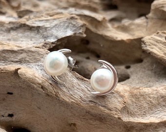 Silver Moon PearlStud Earrings / White Pearl Post Earrings / Post in the Center / Pearl and Silver Moon / Simple Earrings / June Birthstone