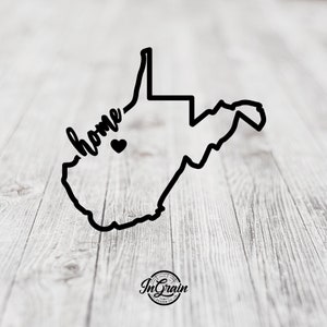 Peut inclure: Contour noir et blanc de l'état de Virginie-Occidentale avec le mot "home" écrit à l'intérieur de l'état et un petit cœur au centre.