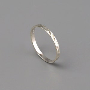 Gehämmerter Silber Ring 2mm, kombinierbar, handgemacht, schlicht