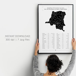 Puede incluir: Un mapa en blanco y negro enmarcado de la República Democrática del Congo, con el texto "Les 26 Provinces et leurs Chefs-Lieux" en la parte superior. Debajo del mapa hay una lista de provincias y sus capitales. Las palabras "Descarga instantánea" están en la parte inferior.