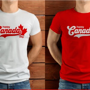 K&ouml;nnte beinhalten: Zwei T-Shirts mit dem Text "happy Canada Day" in rot-wei&szlig;er Schrift mit einem roten Ahornblatt-Motiv. Das T-Shirt links ist wei&szlig; und das T-Shirt rechts ist rot.
