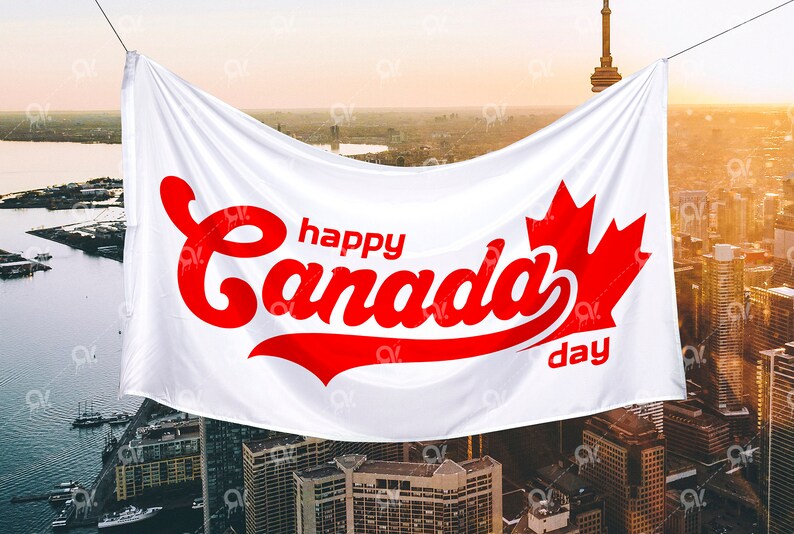 K&ouml;nnte beinhalten: Ein wei&szlig;es Banner mit rotem Text, auf dem "happy Canada day" und ein rotes Ahornblatt stehen. Das Banner h&auml;ngt an einem Geb&auml;ude in einer Stadt.