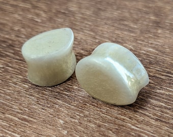 Pale Yellow Pearl Teardrop Plugs, Teardrop Gauges, Tear Drop, Double Flare Plugs, Transparent Plugs, Pearl Plugs, Handmade Plugs, Resin Plug