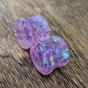 Plugs ronds pailletés lavande irisée, Jauges violets, Plugs double flare, Jauges irisées, Plugs scintillants, Plugs faits main, Opale violette