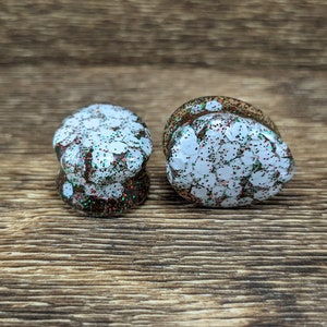 White Glitter Christmas Teardrop Plugs, Holiday Xmas Gauges, Red Green White Teardrop Gauges, Festive Double Flare Plugs, Snow Globe Gauges