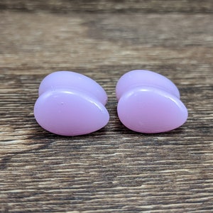 Bouchons en forme de larme violet pastel, Jauges en forme de larme, Goutte d&#39;eau, Bouchons double flare, Bouchons lilas, Bouchons faits main, Bouchons en résine, Pastel, Lavande