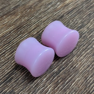 Plugs violets pastel, Plugs double flare, Bijoux de corps, Jauges violets, Jauges faites main, Plugs faits main, Plugs en résine, Jauges de résine, Pastel