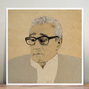 以下が含まれることがあります： 眼鏡とスーツを着た男性の白黒のイラスト。男性は灰色の髪と真剣な表情をしています。