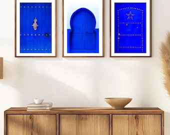 Arte mural marroquí / Juego de 3 impresiones decorativas marroquíes / Impresiones de arte mural en azul y blanco / Juego de lienzos grandes / Ciudad azul de Chefchaouen / Puerta rústica