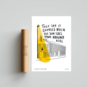 Pode incluir: Ilustração em preto e branco de uma fila de casas com um holofote amarelo brilhando na primeira casa. O texto diz "Dizem que muda quando o sol se põe por aqui." O texto "Yellow Arch - Sun Goes Down" está na parte inferior da imagem.