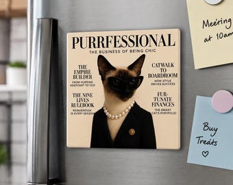 Puede incluir: Un imán rectangular con un gato con gafas, un collar de perlas y un traje negro, imitando una portada de revista. El título de la revista es "PURRFESSIONAL" con subtítulos como "The Empire Builder" y "Catwalk to Boardroom".